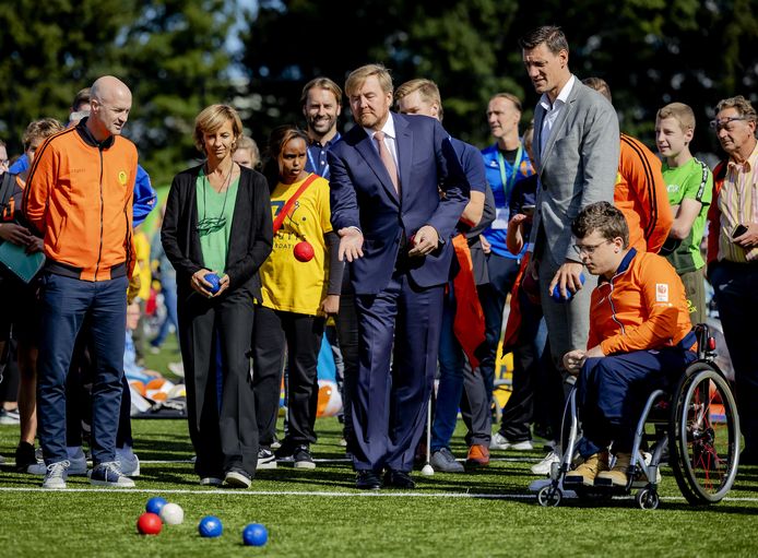 Koning Willem-Alexander bezoekt de Cruyff Foundation Open Dag op Sportcomplex De Toekomst. De koning maakte een rondgang over het sportveld en sprak met kinderen, sportaanbieders en ambassadeurs.