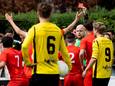 Scheidsrechter geeft een rode kaart aan speler van EHC.