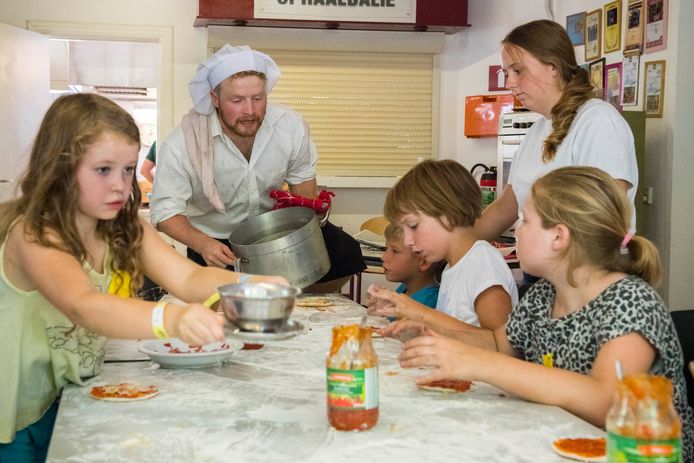 Kinderen bakken pizza's op de Jeugdvakantieweek in 2018.