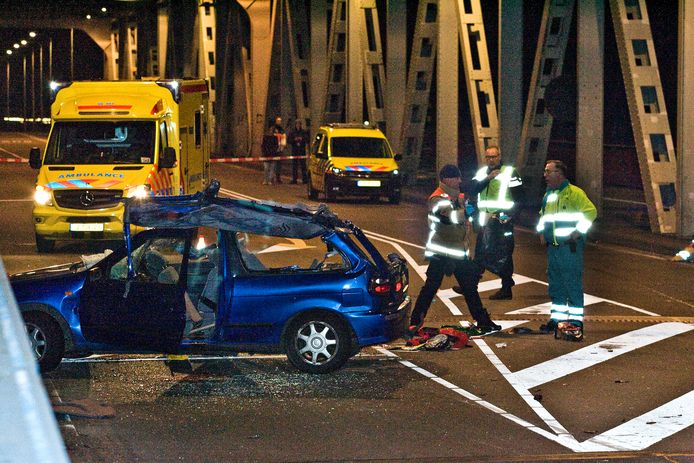 De auto sloeg over de kop op de brug tussen Dordrecht en Zwijndrecht.