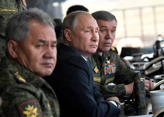 Vladimir Poetin naast Valeri Gerasimov (R), de Russische opperbevelhebber.