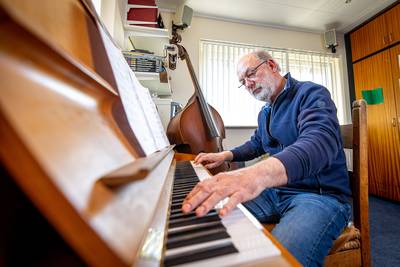 Hans Barkel uit Bornerbroek schrijft zijn muzikale ‘masterpiece’: een ode aan de vrijheid in 18 dele