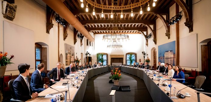 Premier Mark Rutte zit de eerste ministerraad van het nieuwe kabinet Rutte-IV voor in de Rolzaal op het Binnenhof. Die zaal wordt nu ook gebruikt voor de extra beraden over Oekraïne.