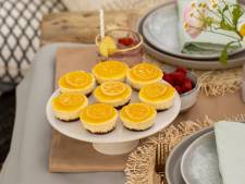 Wat Eten We Vandaag: Citroen-cheesecakejes met mangosaus