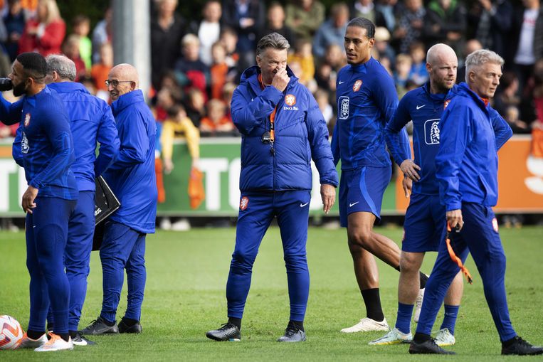 Bukken Pef onderbreken Oranje-selectie druk met kleding passen, penalty's nemen, reclame maken en  ook nog voetballen