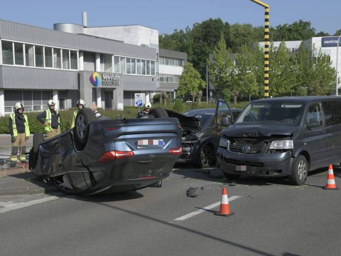 Wagen over de kop bij ongeval op Prins Boudewijnlaan in Wilrijk