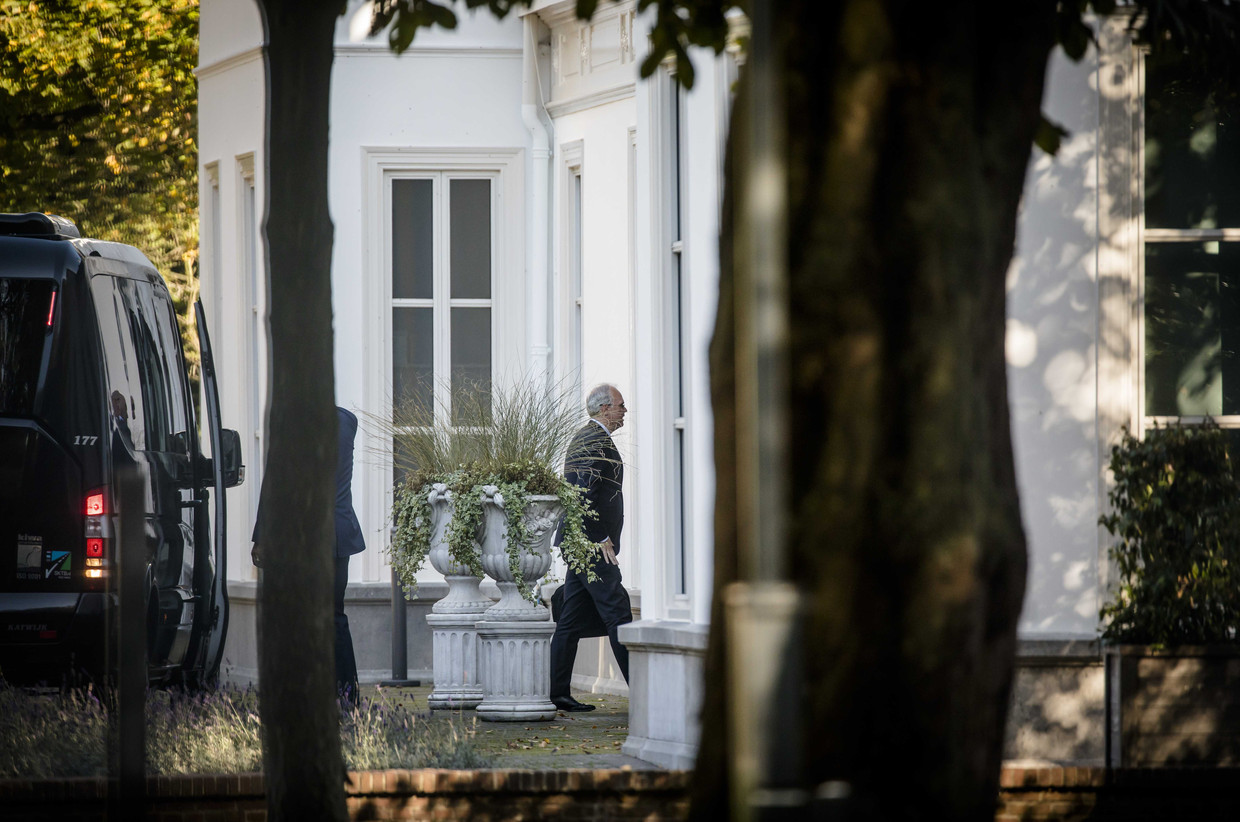 De ‘supercommissarissen’ arriveren op het Catshuis voor een gesprek met premier Mark Rutte.  Beeld Foto Bart Maat / ANP