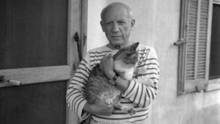 Pablo Picasso met kat, 1960. Beeld Carlos Nadal/Artists Right Society