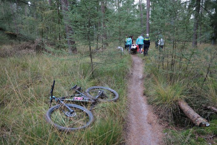 Bij een ongeval met een mountainbike in een bos bij Diffelen is zaterdagmiddag een man ernstig gewond geraakt.