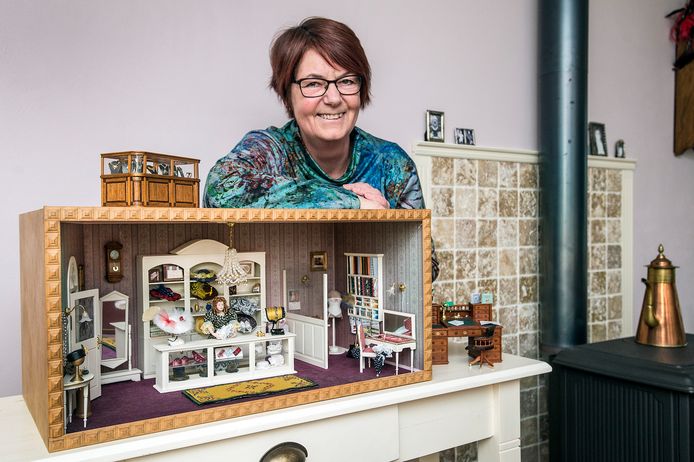 Eline Janse bij een van haar kleine creaties. ,Je leert in miniatuur te kijken."