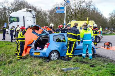 Vrachtwagen ramt personenauto in Made