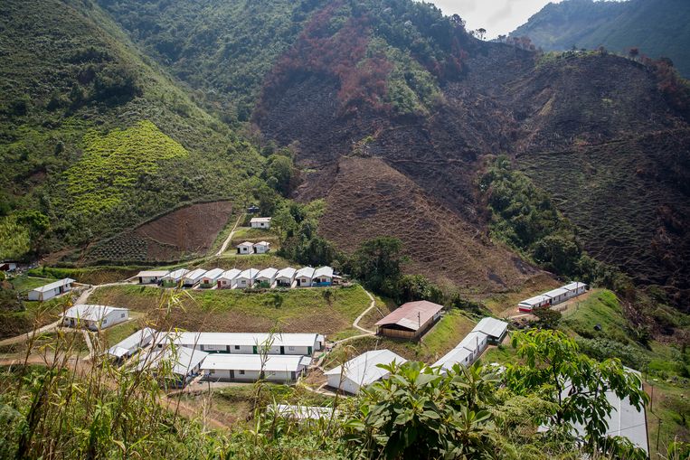 Sinds het vredesakkoord in Colombia inging, wonen veel oudstrijders in kampen verspreid over het land, zoals deze in Ituango, ten noorden van Medellin. Beeld arie kievit