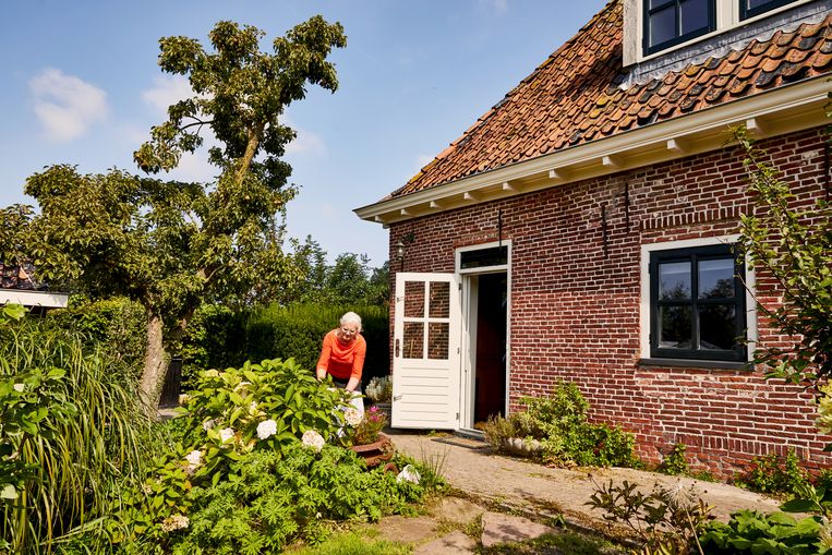 Yfke Blom bij de Piet Paaltjens Pastorie.  Beeld Marie Wanders