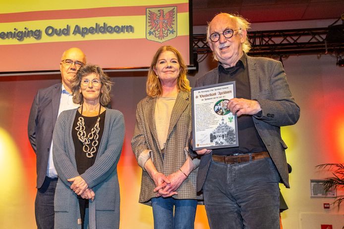 Voorzitter Johan Kruithof toont de oorkonde. Voedselbank-vrijwilligers Theo Ietswaard (links), Anne Weuring en Carmen Luttikhuis zijn gepast trots.