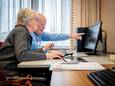 Bonnie den Blanken krijgt hulp bij het werken op het internet van Mies Kraaijveld van KBO Meierijstad.