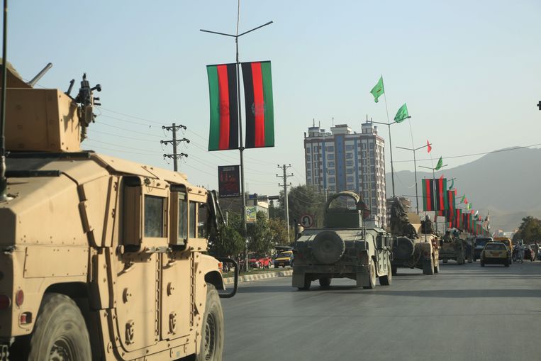 bijna 600 afghaanse soldaten vluchten in militaire vliegtuigen naar oezbekistan een toestel stort neer de volkskrant