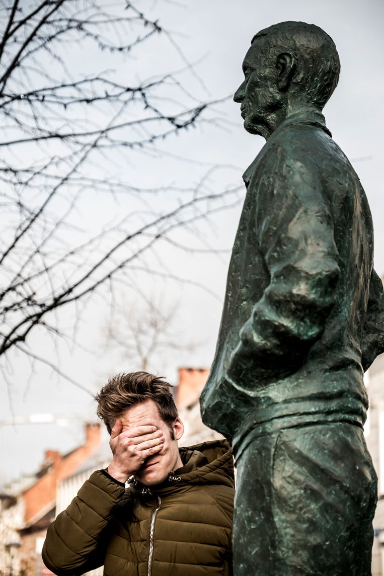 Jan Bakelants bij de bronzen Rik Van Looy van kunstenaar Philip Aguirre. Beeld Diego Franssens