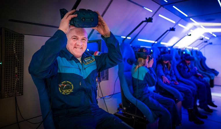 André Kuipers in de Spacebuzz die door het land gaat toeren om kinderen te informeren.  Beeld Freek van den Bergh / de Volkskrant