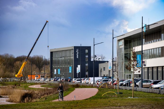 Nieuwbouw van een batterijenfabriek voor Eleo (links) naast aanstaande buurman Lightyear op de Automotive Campus in Helmond.