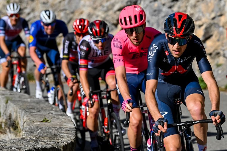Laurens De Plus sleurt op kop van het peloton tijdens Parijs-Nice, begin dit jaar. Beeld BELGA