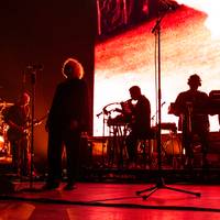 Muzikaal subliem, visueel meedogenloos: Massive Attack schudt liever wakker dan te ontroeren in Vorst Nationaal ★★★★☆