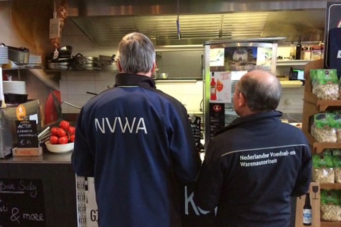 Inspecteurs van de Nederlandse Voedsel- en Warenautoriteit (NVWA) hebben vandaag 36 overtredingen geconstateerd bij kramen in de Markthal in Rotterdam.