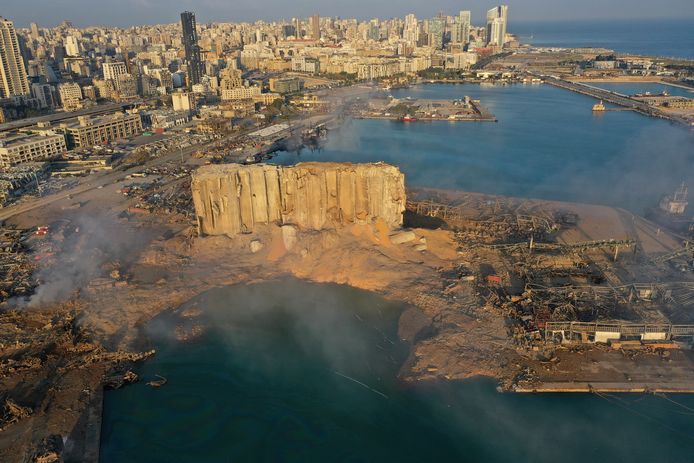 Een foto, gemaakt met een drone, toont de totale ravage in het havengebied.
