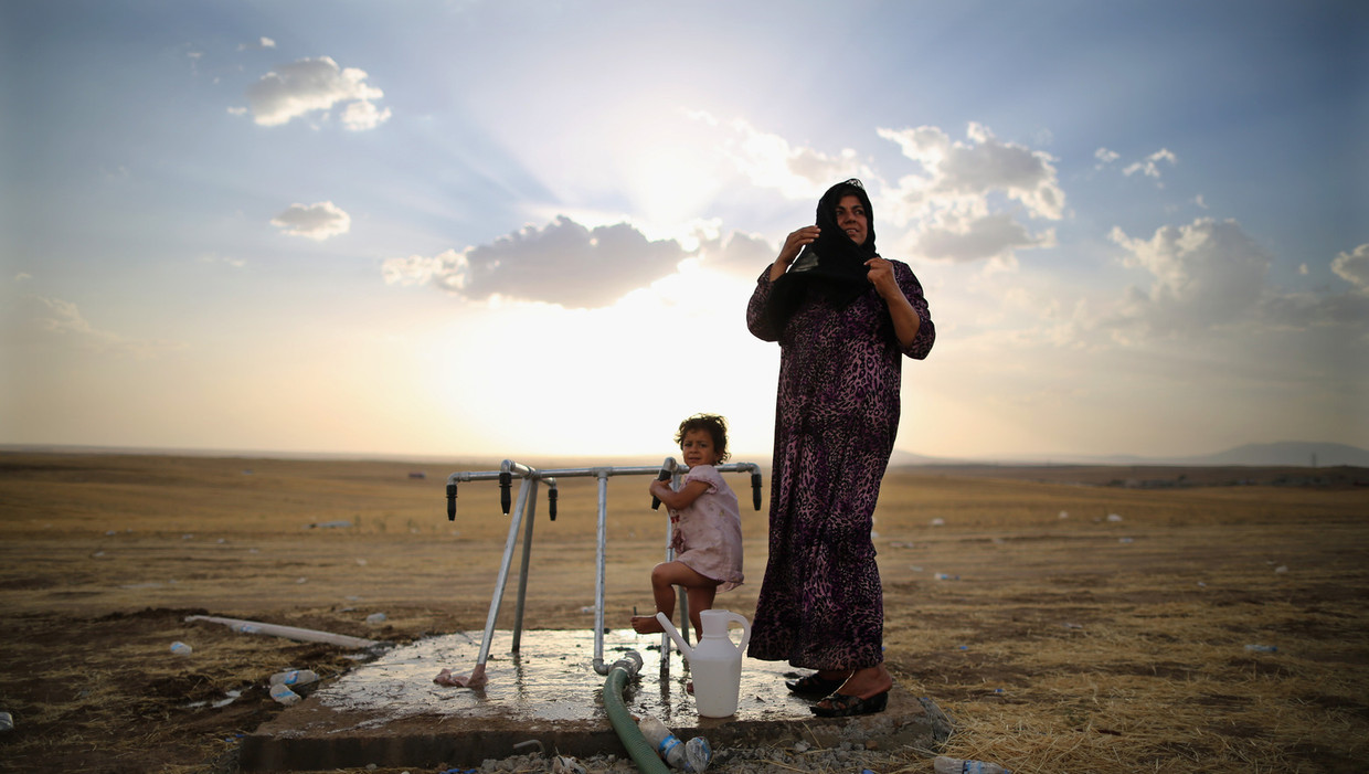 Een Iraakse vrouw met haar dochter bij een Turks vluchtelingenkamp. Beeld getty