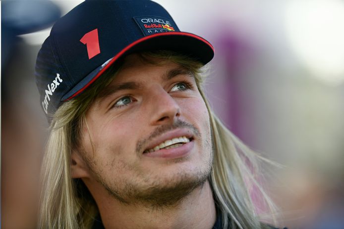 Max Verstappen steelt de show met een blonde pruik, maar waarom ...