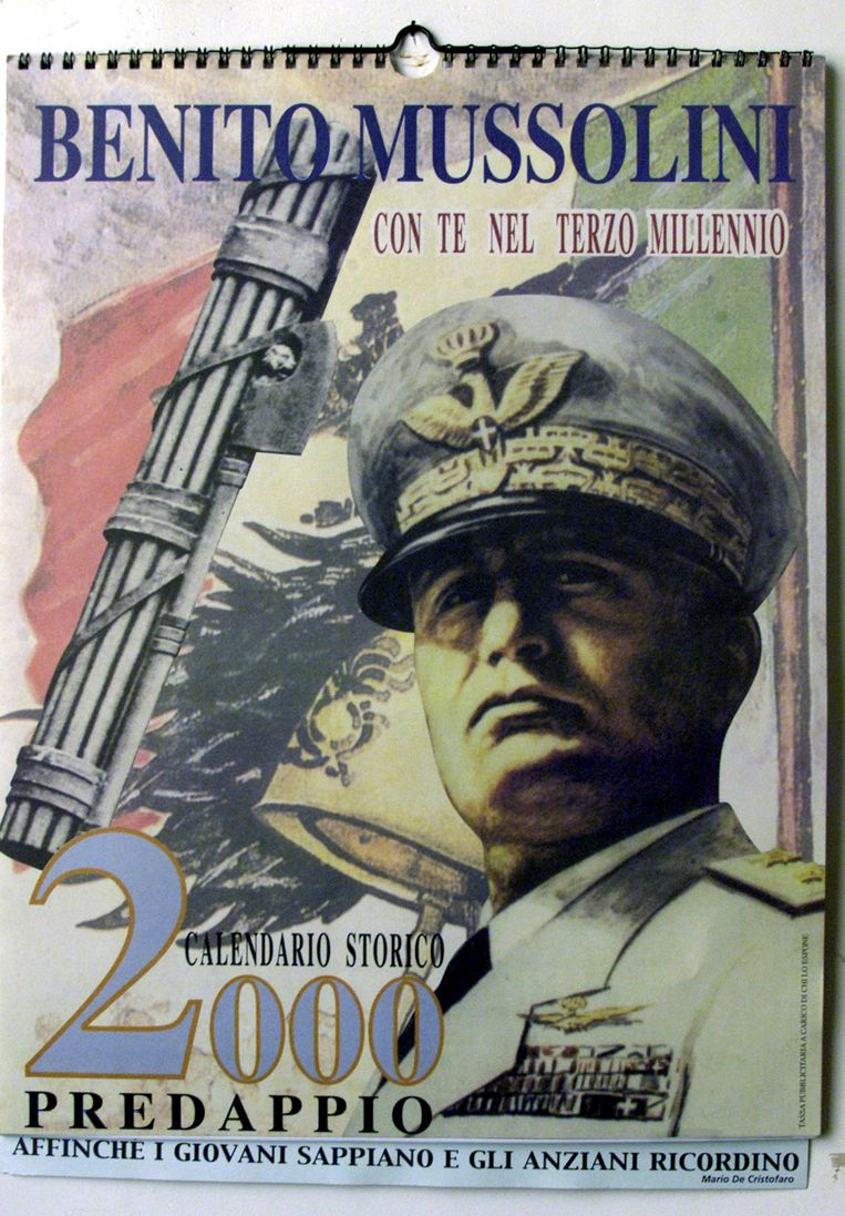 Fascistische parafernalia zoals deze Mussolini-kalender zijn voortaan verboden in Italië. Beeld REUTERS