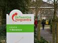 De Twentse Zorgcentra is met verwanten en medewerkers in gesprek over het verhuizen van bewoners uit een vrijgelegen huis op het terrein omdat ze teveel overlast zullen krijgen van bouwwerkzaamheden. Sommige bewoners zouden er al 40 jaar wonen.