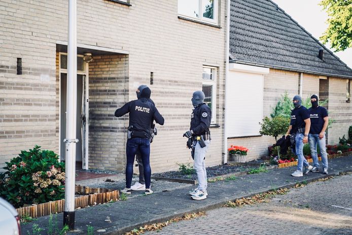 Arrestatieteam valt woning in Helmond binnen