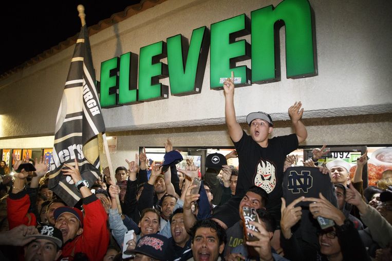 De winkel van 7/11 in Chino Hills in Californië waar woensdag een klant een winnend lot kocht in de Powerball-loterij. Drie Amerikanen hadden de zes winnende getallen goed. Beeld EPA