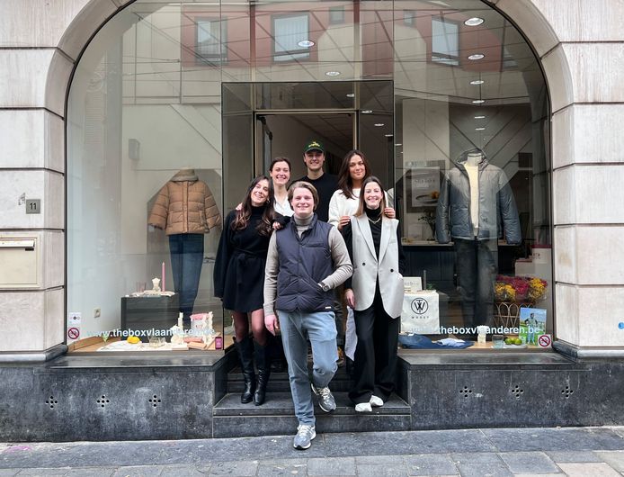 Lucie van Scorpios, Amaury van Bernamo, Rosalie van Masmoi, Lucas van Woost, Emma van Studio E en Lena die de marketing doet. In de winkel vind je ook nooit verwelkende bloemen van Laura van Maison Vermont.