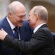 Poetin neemt Loekasjenko in een liefdesgreep