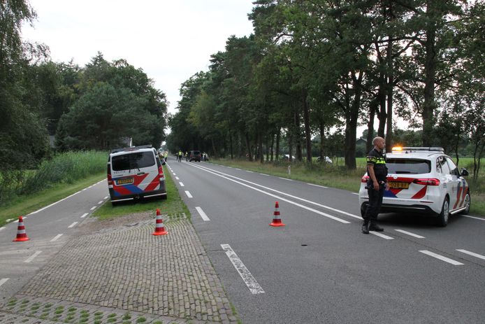 Op de N346 bij Ambt Delden is zaterdag aan het begin van de avond een fietser geschept door een voertuig.
