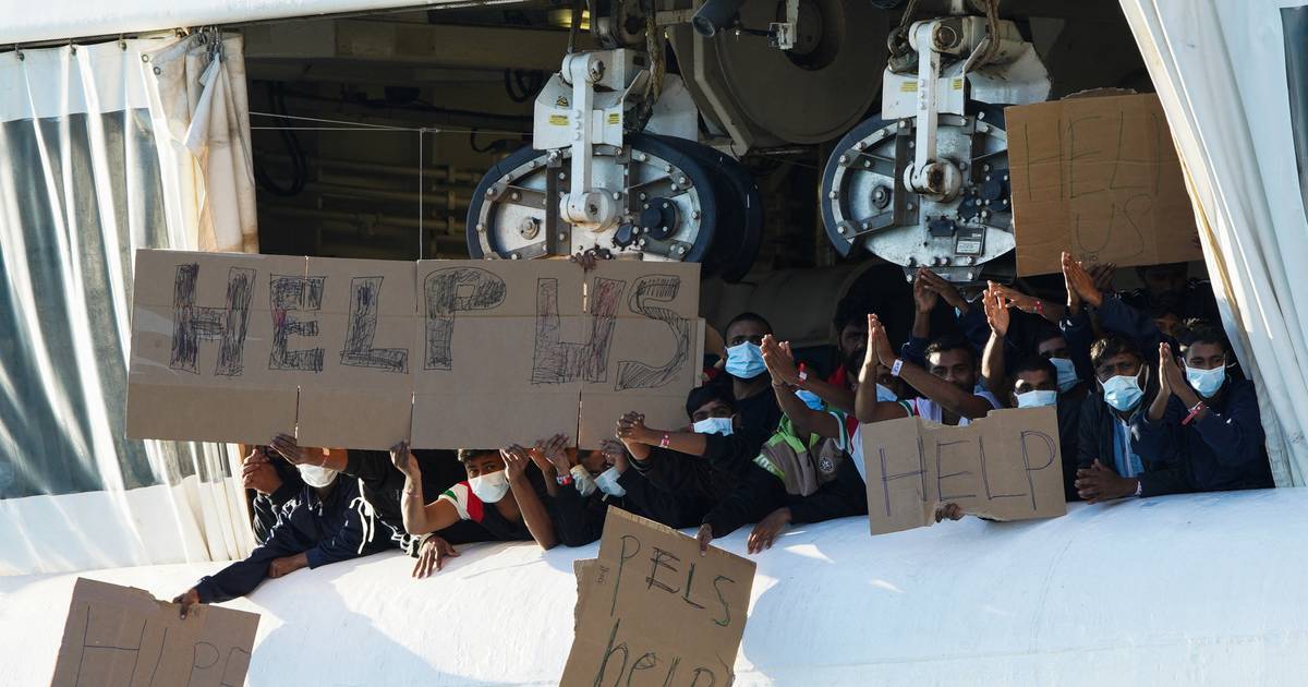 I soccorritori sbarcano più migranti in Sicilia |  All’estero