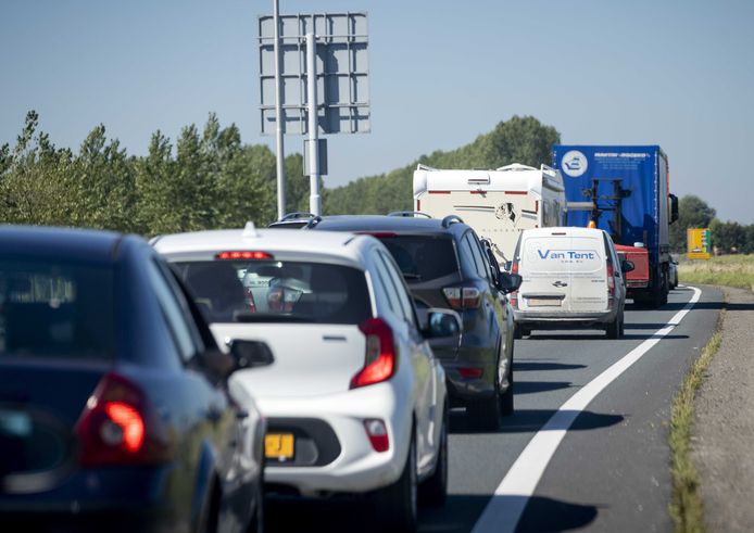 Het warme weer zorgt voor drukte op de wegen.