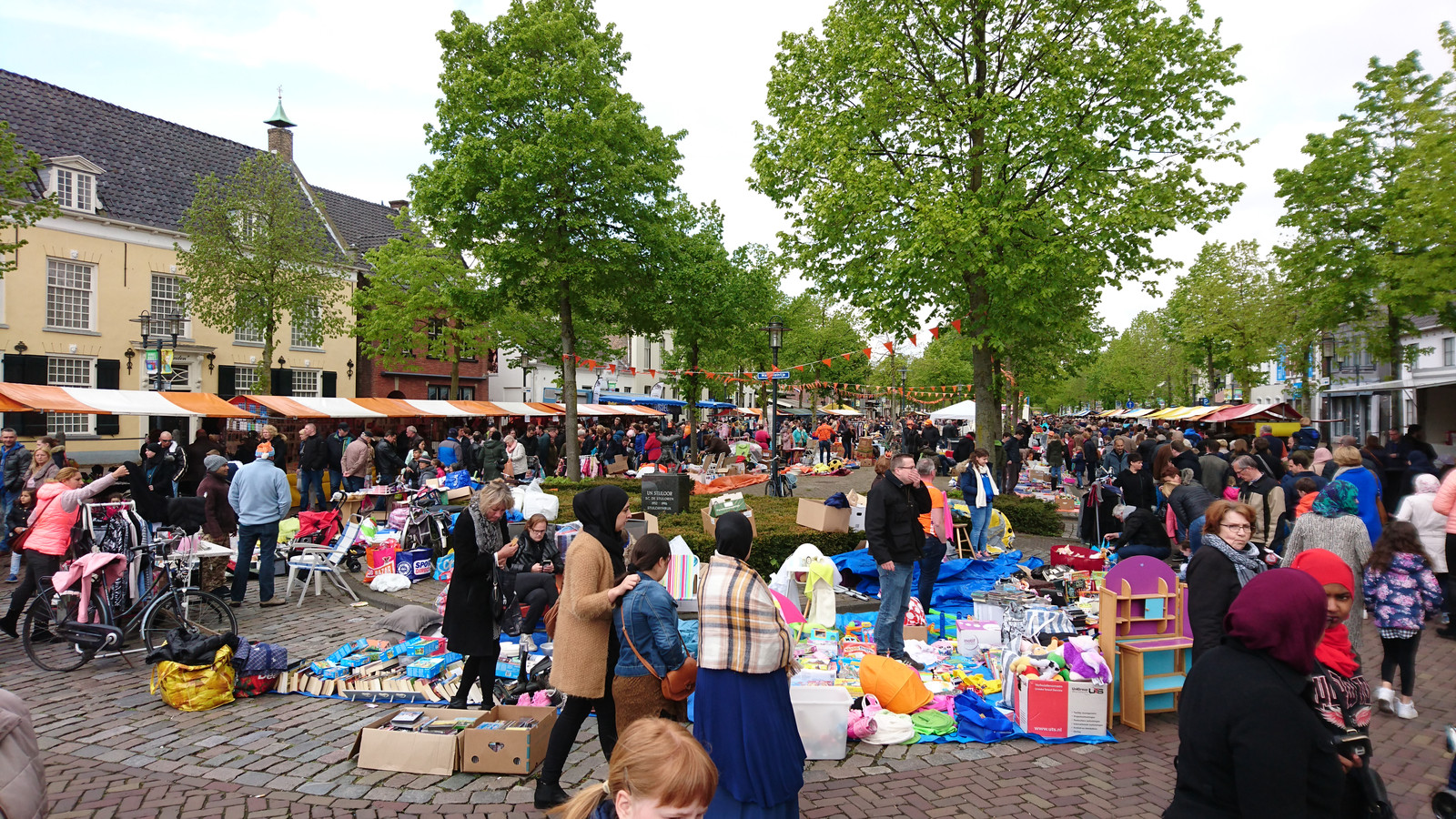 Oranjemarkt Etten-Leur ondanks bewolking 'lekker druk' | Foto | bndestem.nl