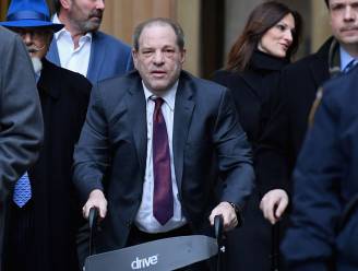 Rechtbank in New York draait veroordeling Harvey Weinstein (72) uit 2020 terug: “Geen eerlijk proces gehad”
