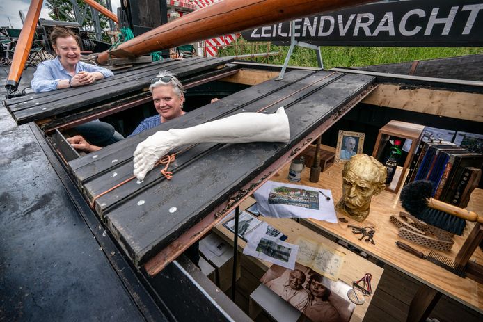 Monique Broekman (l) en Alexandra van Dongen in hun varende expositieboot. De expositie 'Dat Wat Blijft' is nu aan wal gekomen in het Jan Heestershuis in Schijndel.