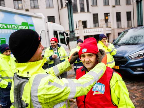 Tilburgse ambtenaren leggen werk een uurtje neer voor meer loon: ‘We houden niets meer over’