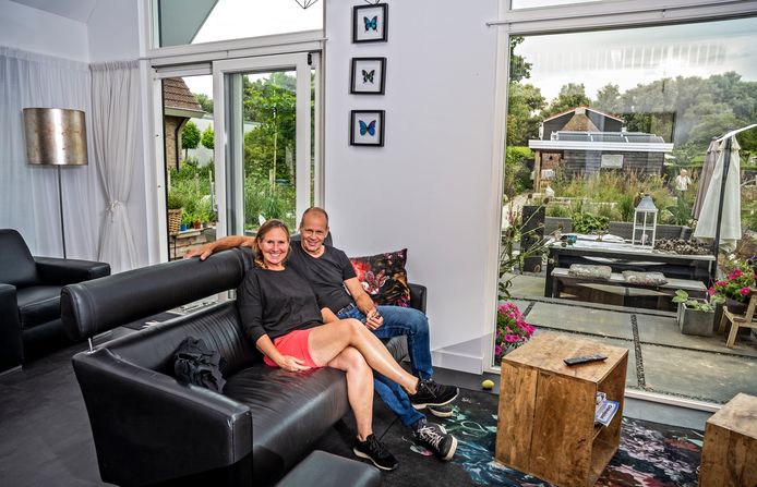 Het gevoel dat je iedere dag thuiskomt in je eigen vakantiewoning. Met die gedachte lieten Eveline Rooimans (54) en Hans van der Hart (58) hun droomhuis bouwen in Puttershoek.