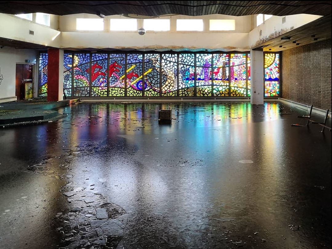 Het raam is een kunstwerk uit 1964 en is ongeveer 11 meter breed en 3 meter hoog. Glas-in-
betonramen zijn kenmerkend voor de naoorlogse periode en inmiddels behoorlijk zeldzaam.