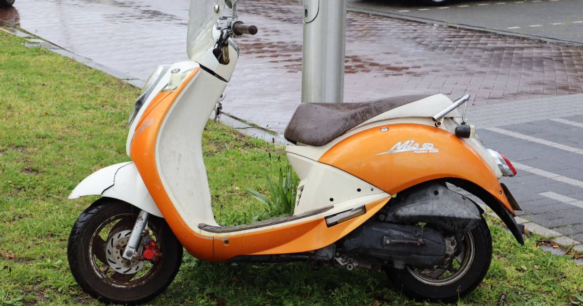 Scooterrijdster valt hard op wegdek na botsing met auto in Drunen.