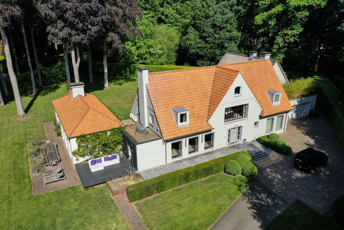 €3,6 miljoen | Een riante klassieke villa, centraal gelegen in een parkdomein van 1 hectare. Kopers moeten wel van het eclectische interieur houden. Van het exclusieve behang - kostprijs 500.000 euro voor het hele huis - word je volgens de makelaar "instant vrolijk".