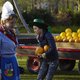 Elf bekende Chinezen, hollend door de Keukenhof