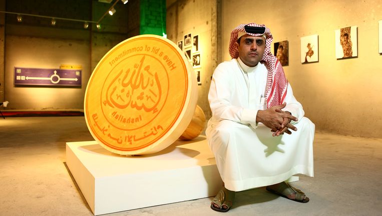'The Edge of Arabia' de tentoonstelling 'we moeten praten' in Jeddah , Saoedi-Arabië. Artist Abdulnassar Gharem met een van zijn werken. Beeld Hollandse Hoogte