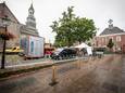 Een foto van de weekmarkt in Ootmarsum. De parkeerplaatsen zijn afgeschermd met paaltjes.