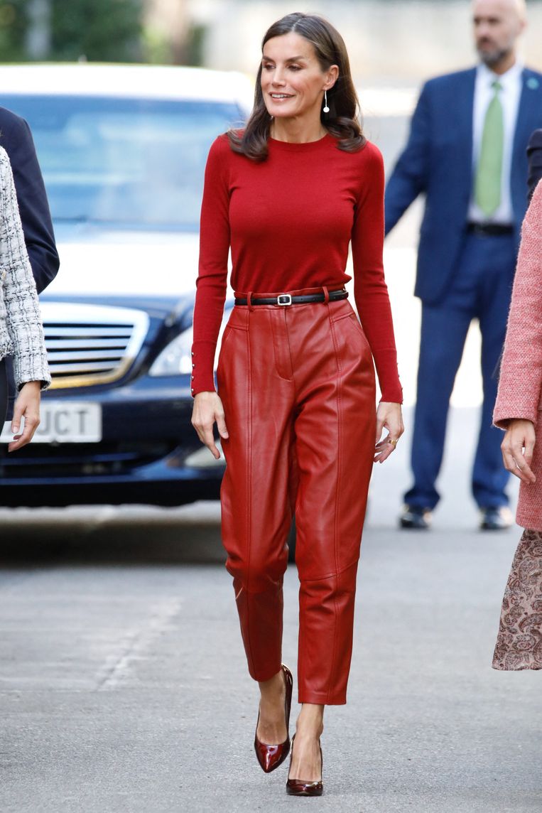 koningin-letizia-van-spanje-gespot-in-knalrode-leren-broek